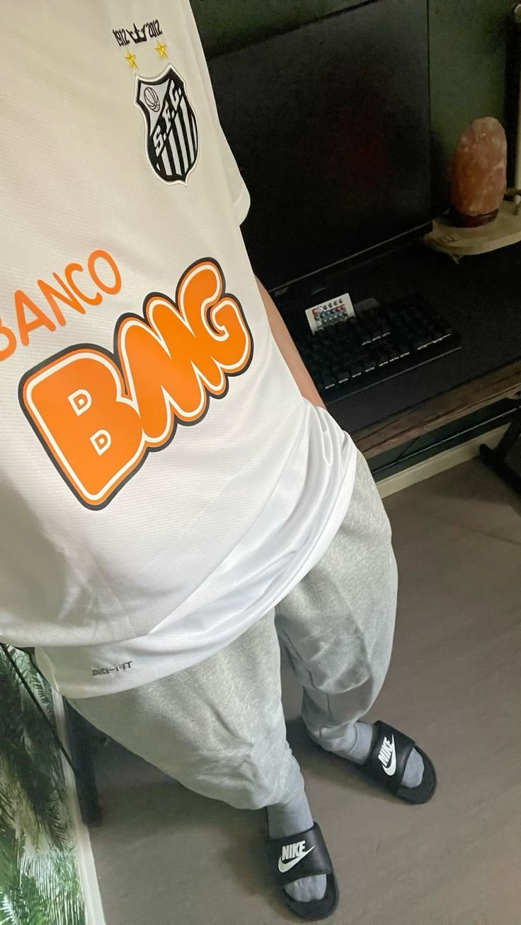 Foto de Adrián Navarro con su camiseta