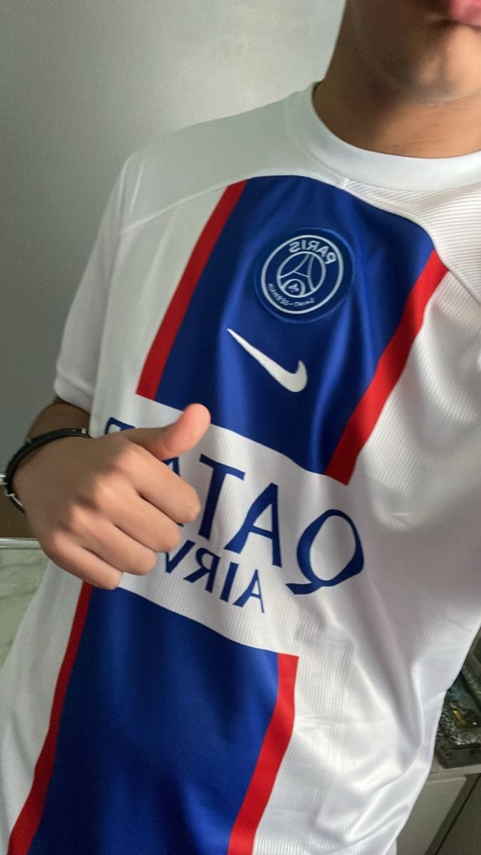 Foto de Alejandro Ruiz con su camiseta