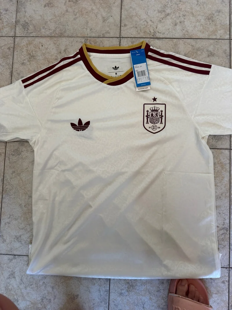 Foto de Elena Gómez con su camiseta